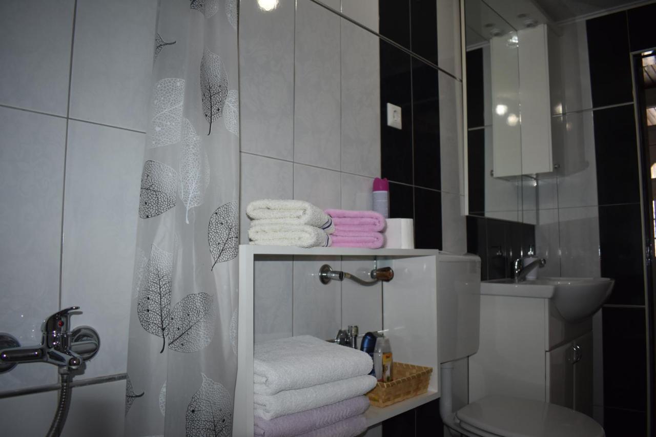 Apartman Rukavina Licko Petrovo Selo Dış mekan fotoğraf